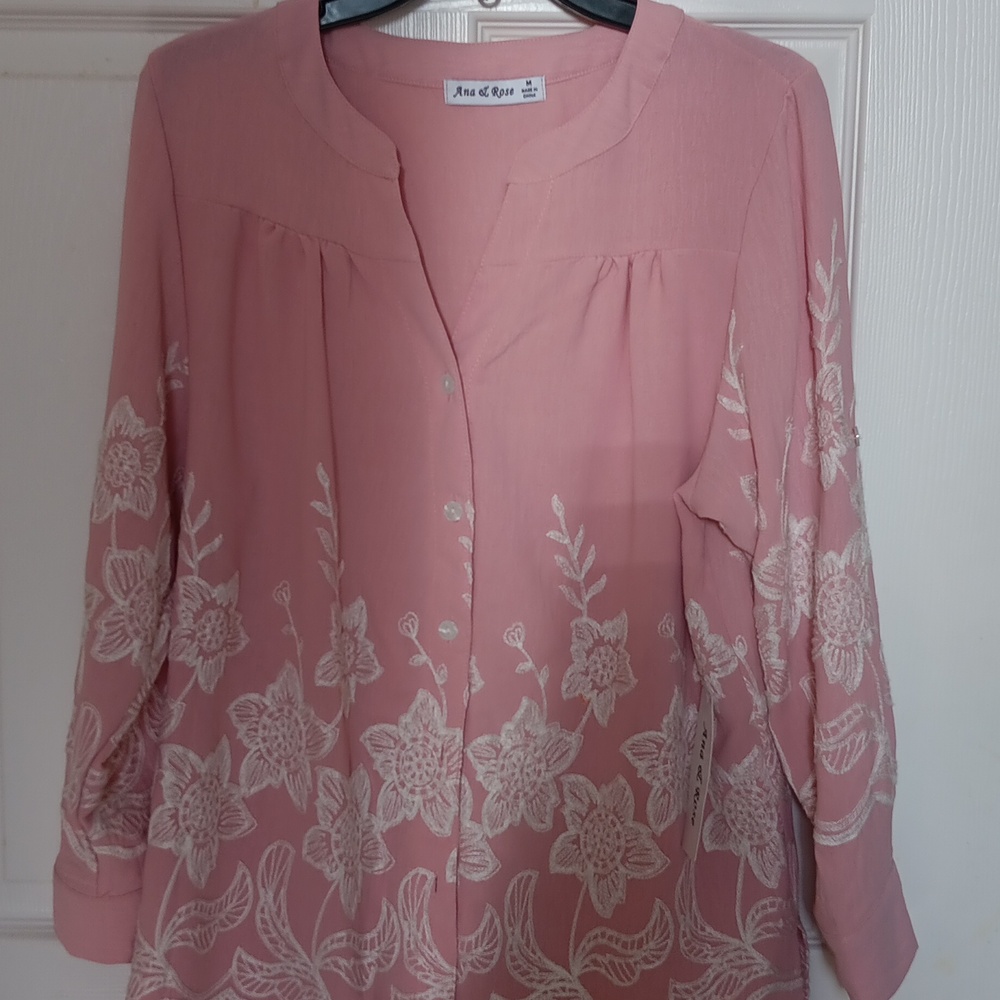 NEW.Anna & Ava Blush Pink Blouse with White Floral Embroidery.Size M.